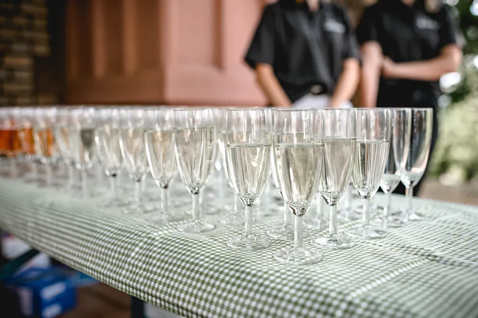 Sektgläser zum Empfang in der Weinstube